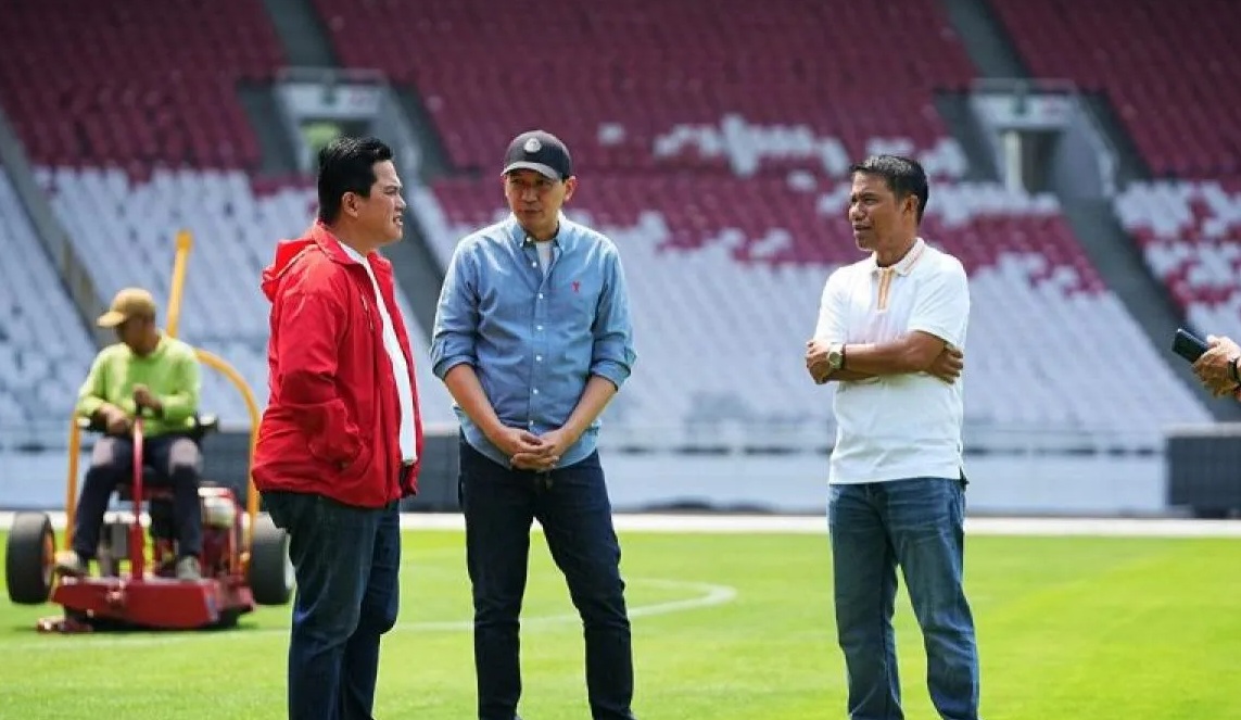 Ketum PSSI Erick Thohir (tengah) meninjau kondisi Stadion Utama Gelora Bung Karno (GBK) di Senayan, Jakarta, Sabtu (7/9/2024). (PSSI)