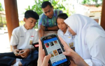 Siswa memilih buku elektronik yang dipinjam melalui telepon pintar. (Aloysius Jarot Nugroho).