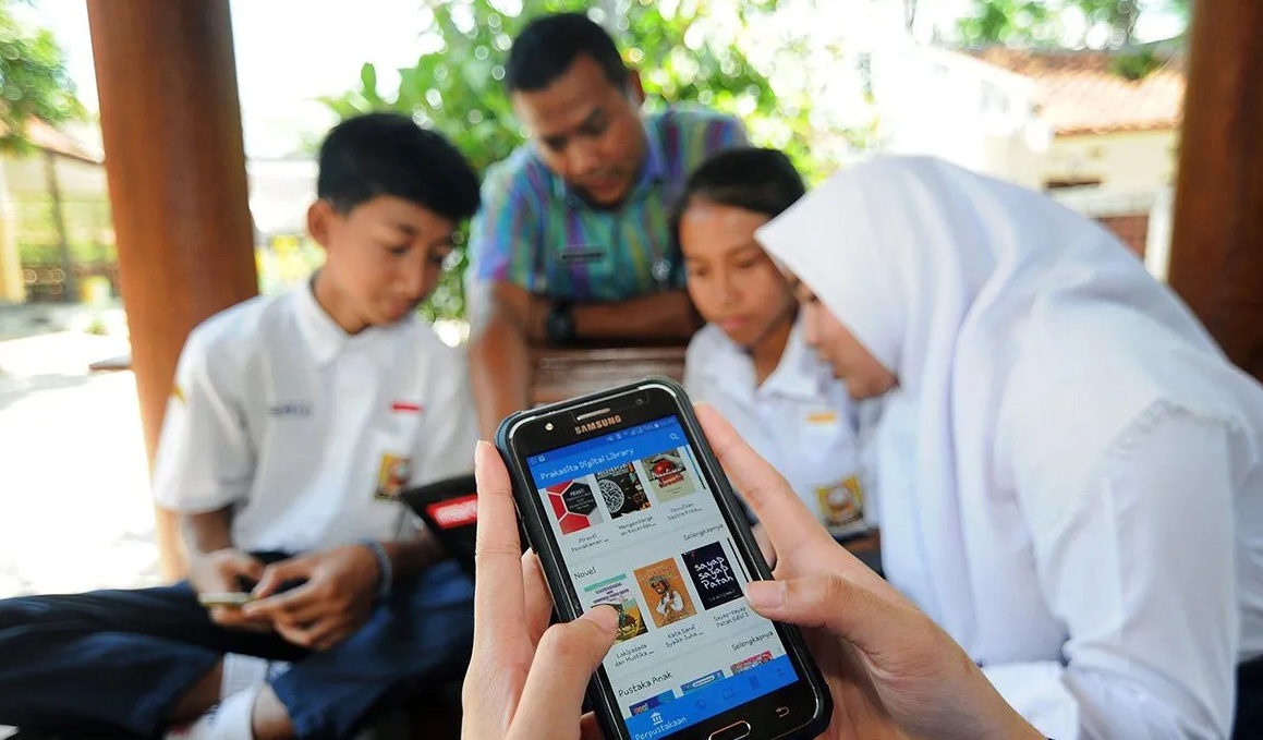 Siswa memilih buku elektronik yang dipinjam melalui telepon pintar. (Aloysius Jarot Nugroho).