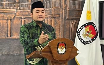 Ketua KPU RI Mochammad Afifuddin saat memberikan keterangan kepada awak media di Kantor KPU RI, Jakarta, Senin (9/9/2024). (Narda Margaretha Sinambela)