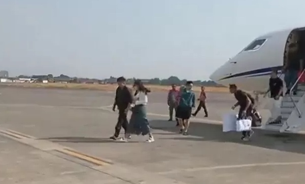 Tangkapan layar Erina Gudono dan Kaesang Pangarep langsung masuk mobil dengan belanjaan tanpa melewati proses bea dan cukai setelah turun dari pesawat jet pribadi. (Platform X)