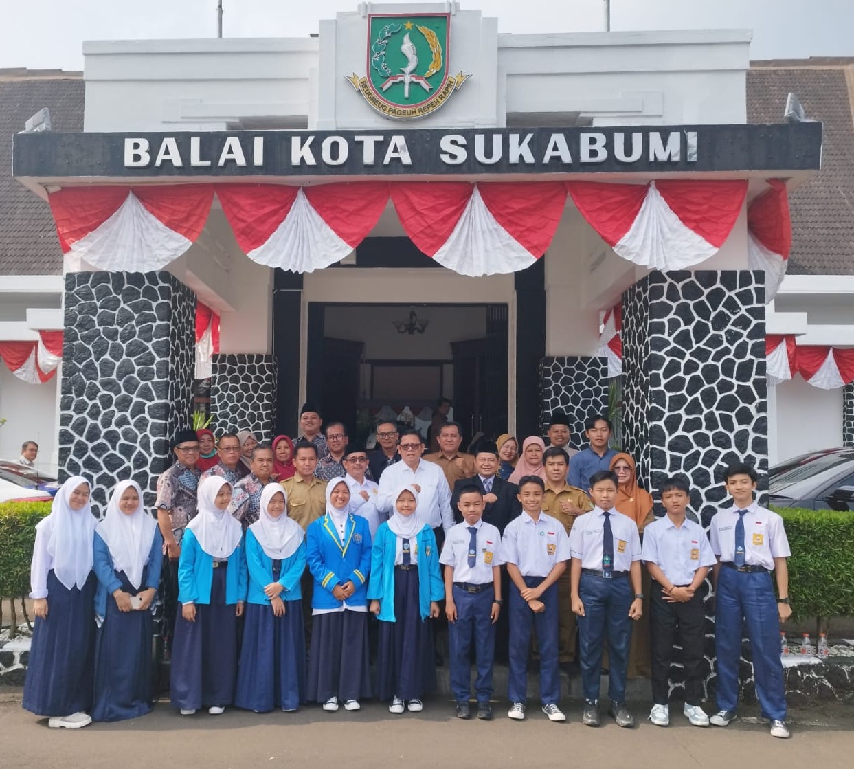 BERPRESTASI : Pentas PAI jenjang SMP Kota Sukabumi berfoto Bersama PJ Walikota Sukabumi. (FOTO : dok/radarsukabumi)