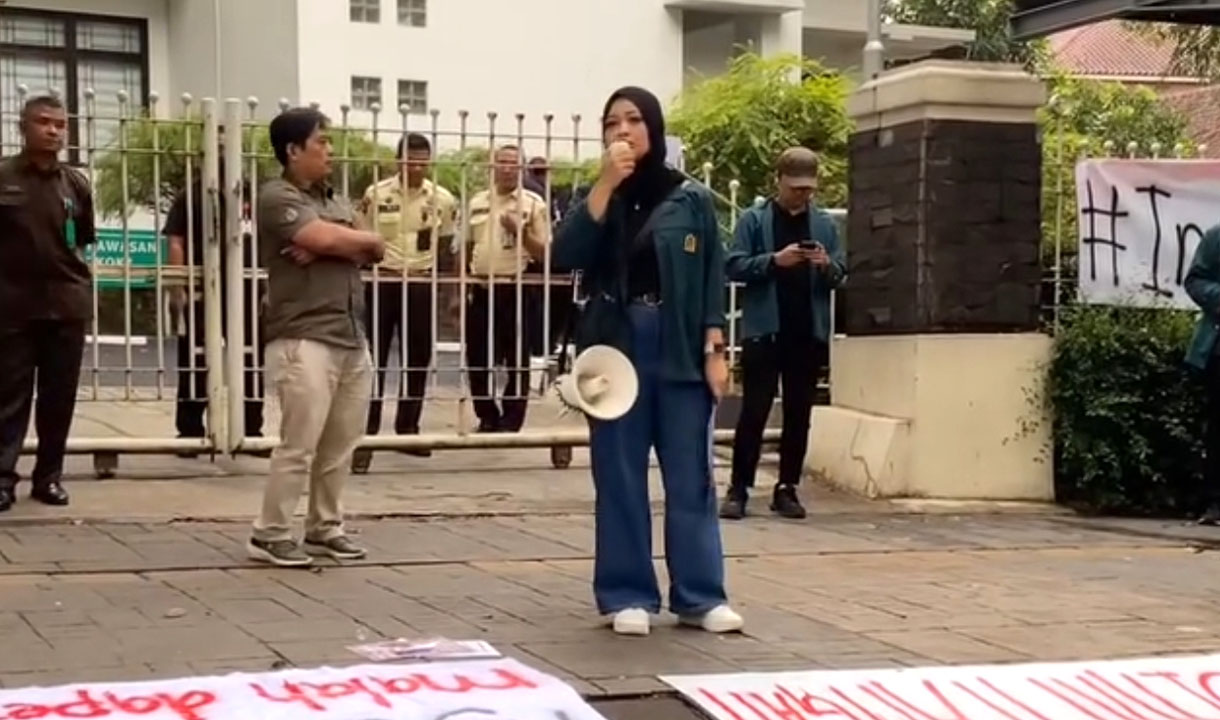 Rektor Institut Teknologi Bandung (ITB) Reini Wirahadikusumah memenuhi permintaan mahasiswa yang menggelar aksi unjuk rasa hari ini, Kamis, 26 September 2024 dan kebijakan wajib kerja paruh waktu tanpa imbalan bagi mahasiswa ITB penerima beasiswa dicabut.-tangkapan layar Instagram @km.itb-