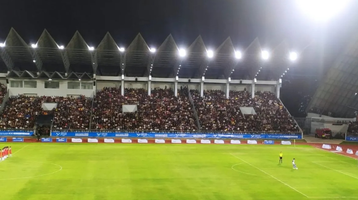 Pemain Jawa Barat saat melakukan tendangan dalam drama adu penalti semifinal sepakbola putra PON XXI Aceh-Sumut, di Stadion Harapan Bangsa Banda Aceh, Senin (16/9/2024) (Rahmat Fajri)
