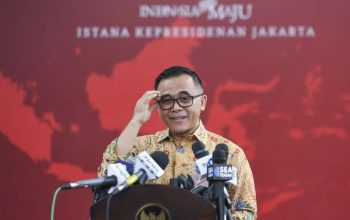 Menpan RB Abdullah Azwar Anas memberikan keterangan pers usai mengikuti rapat terbatas yang dipimpin Presiden Joko Widodo di Kompleks Istana Kepresidenan, Jakarta, Selasa (3/9/2024). (Hafidz Mubarak)