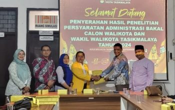 Komisioner KPU Kota Tasikmalaya menyerahkan berkas syarat yang harus dilengkapi kepada perwakilan dari partai politik di Tasikmalaya, Jawa Barat, Jumat (6/9/2024). (KPU Kota Tasikmalaya)