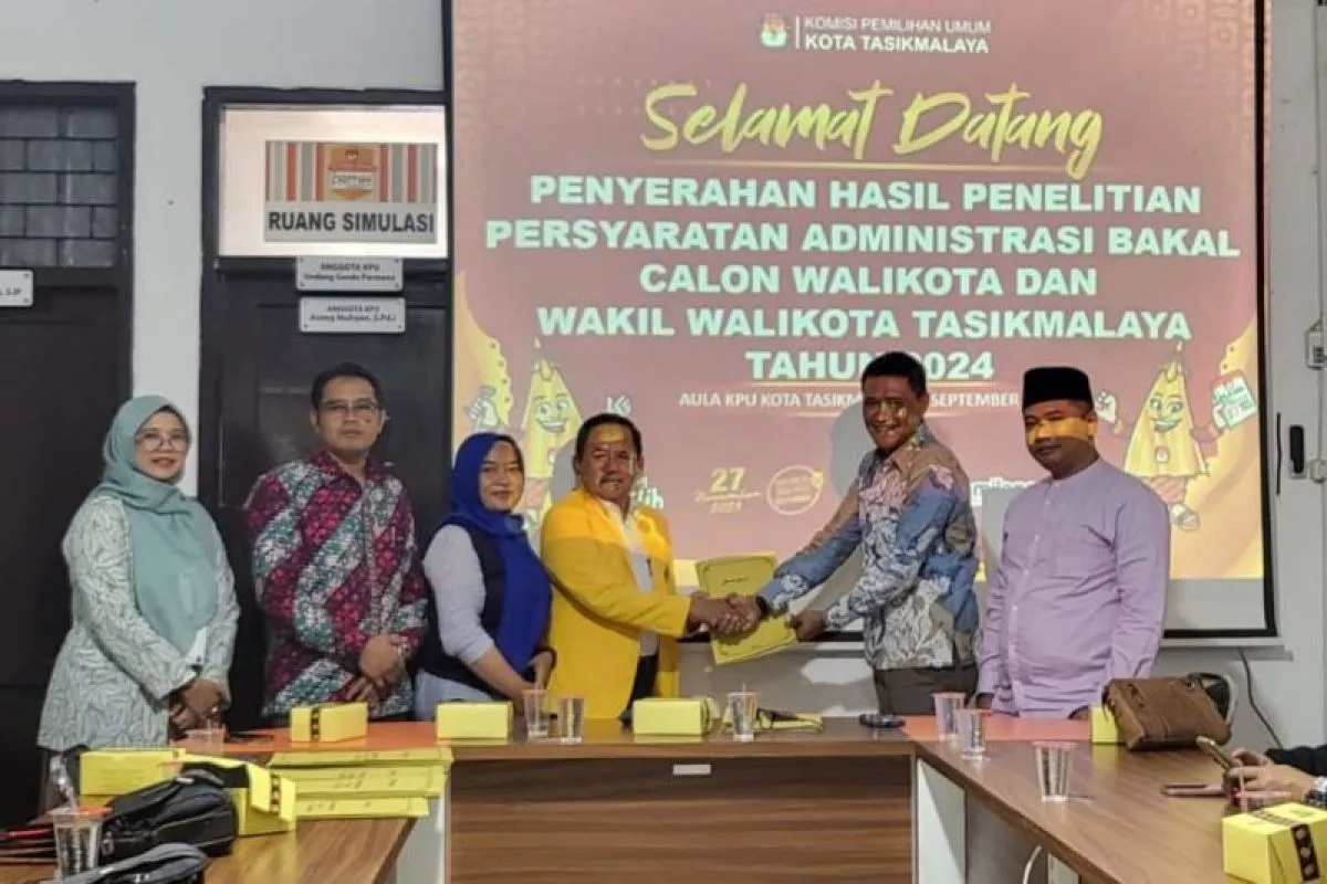 Komisioner KPU Kota Tasikmalaya menyerahkan berkas syarat yang harus dilengkapi kepada perwakilan dari partai politik di Tasikmalaya, Jawa Barat, Jumat (6/9/2024). (KPU Kota Tasikmalaya)