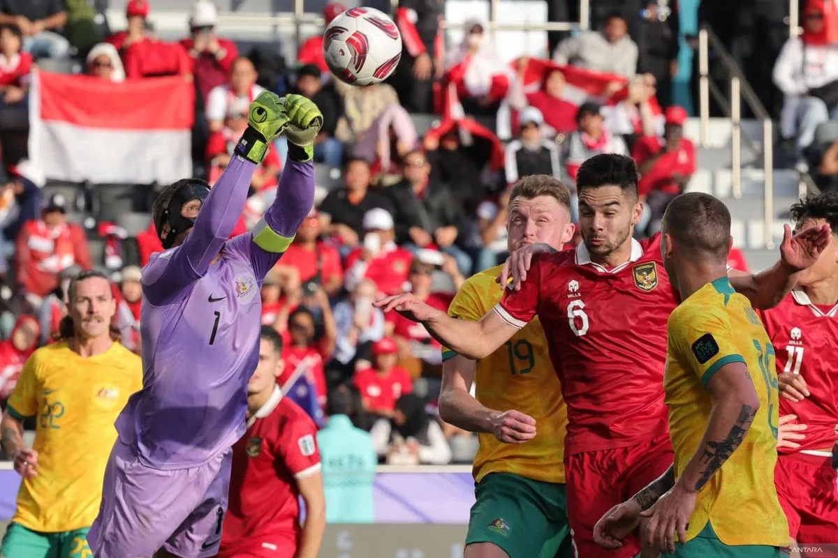 Penjaga gawang Australia #01 Mathew Ryan meninju bola melewati bek Indonesia #06 Sandy Walsh selama pertandingan sepak bola Piala Asia AFC Qatar 2023 antara Australia dan Indonesia di Stadion Jassim bin Hamad di Doha pada 28 Januari 2024. (Giuseppe Cacace)