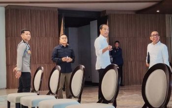 Presiden Joko Widodo (tengah) bersama Menteri Sekretaris Negara (Mensesneg) Pratikno (kanan) meninjau salah satu ruangan saat perdana berkantor di kompleks Kantor Presiden, Ibu Kota Nusantara (IKN), Senin (29/7/2024). (Mentari Dwi Gayati)