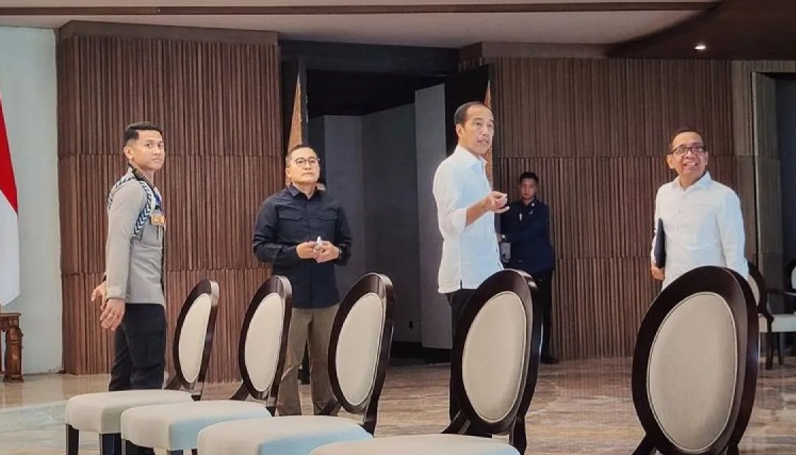 Presiden Joko Widodo (tengah) bersama Menteri Sekretaris Negara (Mensesneg) Pratikno (kanan) meninjau salah satu ruangan saat perdana berkantor di kompleks Kantor Presiden, Ibu Kota Nusantara (IKN), Senin (29/7/2024). (Mentari Dwi Gayati)