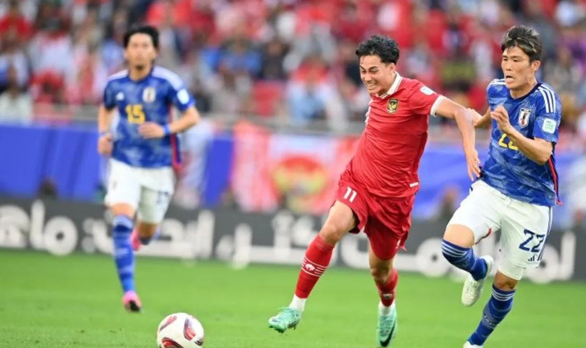 Pesepakbola Timnas Indonesia Rafael William Struick (tengah) menggiring bola dibayangi pemain Jepang Takehiro Tomiyasu (kanan) saat bertanding pada babak penyisihan grup D Piala Asia 2023 di Stadion Al Thumama, Doha, Qatar, Rabu (24/1/2024).(Yusran Uccang)