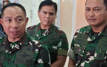 Panglima TNI Jenderal Agus Subiyanto didampingi seluruh Kepala Staf angkatan usai menghadiri rapat di Komisi I DPR RI, Gedung DPR-MPR, Jakarta Pusat, pada Selasa (3/9).