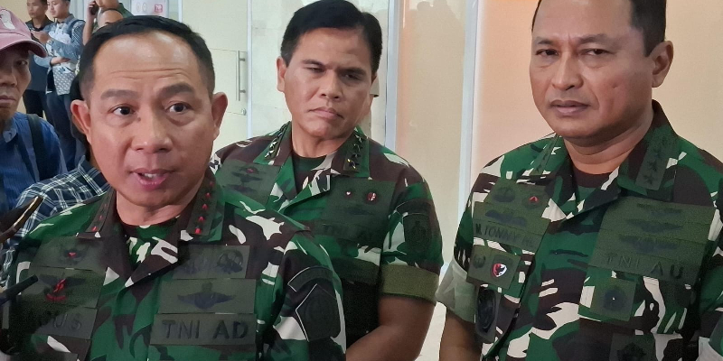 Panglima TNI Jenderal Agus Subiyanto didampingi seluruh Kepala Staf angkatan usai menghadiri rapat di Komisi I DPR RI, Gedung DPR-MPR, Jakarta Pusat, pada Selasa (3/9).