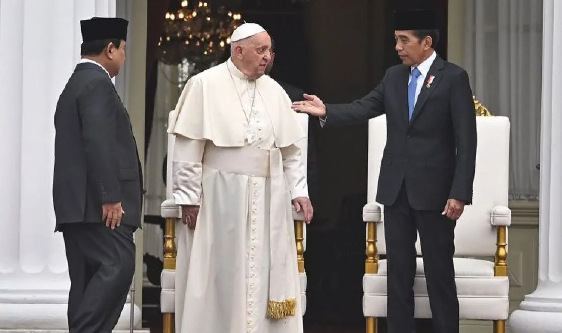 Presiden Joko Widodo (kanan) memperkenalkan Menteri Pertahanan sekaligus presiden terpilih untuk masa bakti 2024-2029 Prabowo Subianto (kiri) kepada Pemimpin Takhta Suci Vatikan Sri Paus Fransiskus (tengah) sebelum upacara penyambutan di Istana Merdeka, Jakarta, Rabu (4/9/2024).