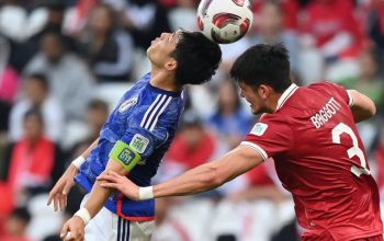 Pesepakbola Timnas Indonesia Elkan Baggott (kanan) berebut bola dengan pemain Jepang Wataru Endo (kiri) saat bertanding pada penyisihan grup D Piala Asia 2023 di Stadion Al Thumama, Doha, Qatar, Rabu (24/1/2024). (Yusran Uccang)