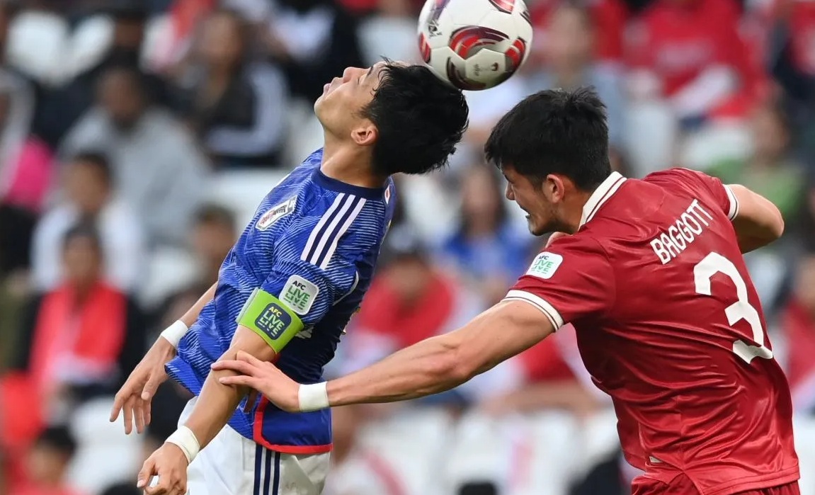 Pesepakbola Timnas Indonesia Elkan Baggott (kanan) berebut bola dengan pemain Jepang Wataru Endo (kiri) saat bertanding pada penyisihan grup D Piala Asia 2023 di Stadion Al Thumama, Doha, Qatar, Rabu (24/1/2024). (Yusran Uccang)