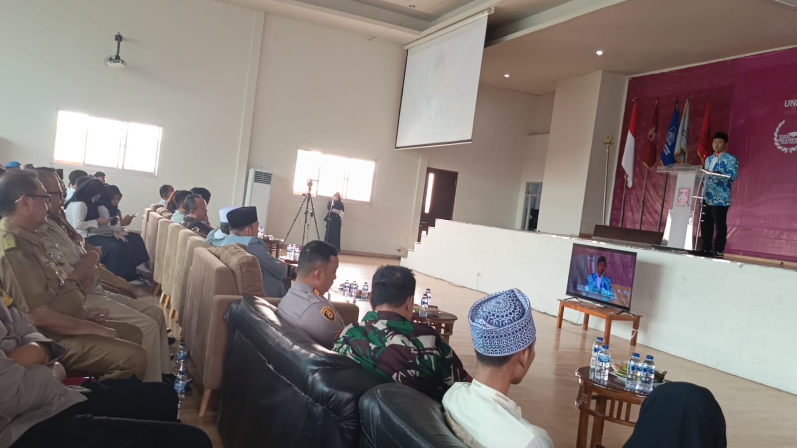 Ketua Umum Ikatan Guru Indonesia (IGI), Danang Hidayatullah, S.HI., MM. secara resmi menyerahkan beasiswa kepada 97 mahasiswa penerima dalam Program Beasiswa IGI-Nusa Putra.