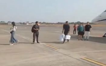 Tangkapan layar potongan video viral kedatangan pesawat jet pribadi yang digunakan putra bungsu dan menantu Presiden Joko Widodo (Jokowi), Kaesang Pangarep dan Erina Gudono. (Platform X)