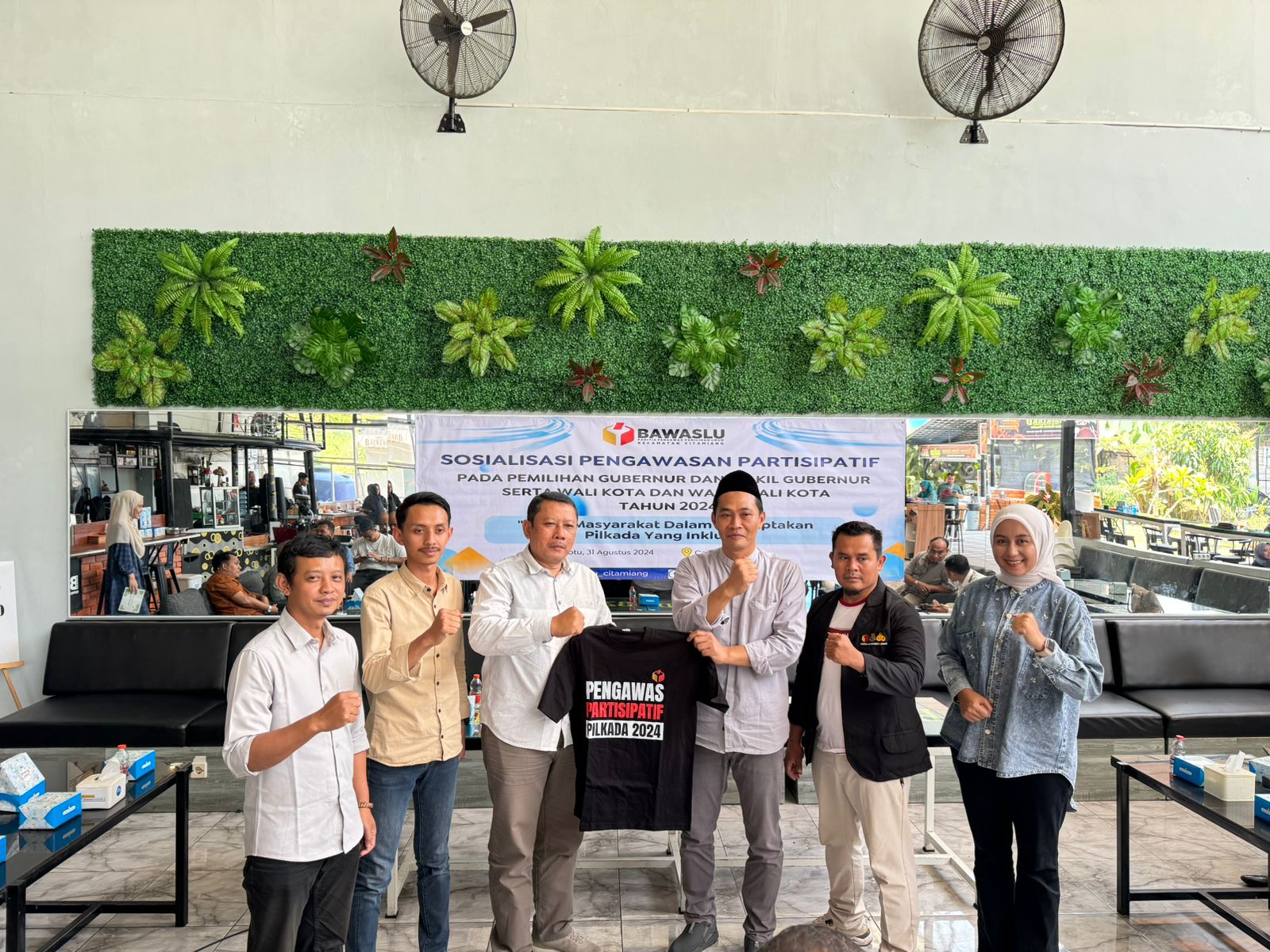 FOTO BERSAMA : Panwascam Citamiang Kota Sukabumi foto bersama usai sosialisasi pengawasan partisipatif di Backyard Cafe, belum lama ini.