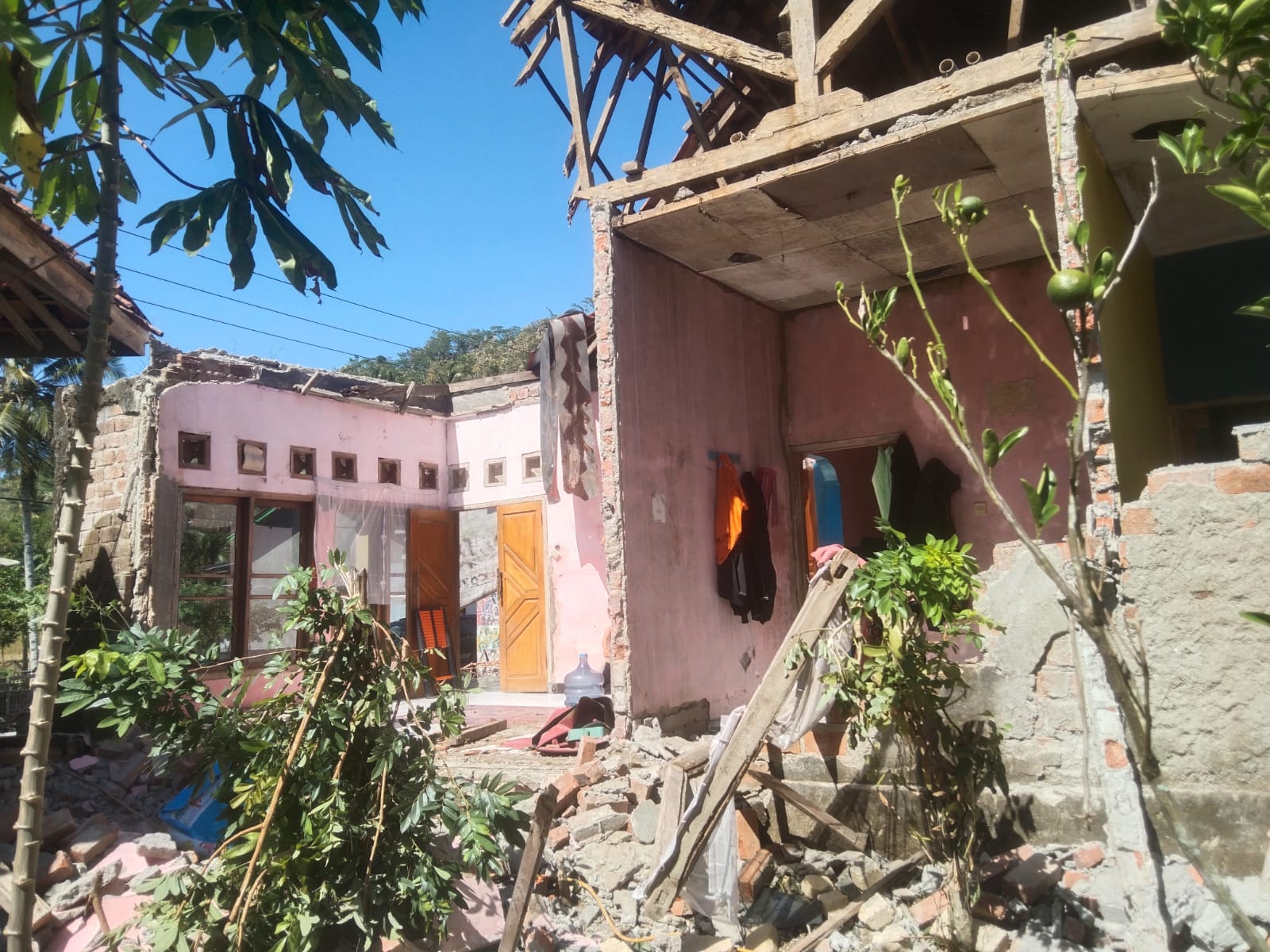 RUSAK BERAT : Kondisi rumah warga di Kampung Cibangoak RT 07, RW 03, Desa Calincing, Kecamatan Tegalbuleud, Kabupaten Sukabumi rusak. (Foto : ist)