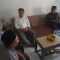 BERKUNJUNG : Pj. Gubernur Jawa Barat Bey Machmudin, saat berkunjung ke rumah keluarga korban TPPO di Kampung Parungseah Berong, RT (01/04), Desa Parungseah, Kecamatan Sukabumi, Kabupaten Sukabumi, pada Selasa (17/09).(FOTO : DENDI/RADAR SUKABUMI)