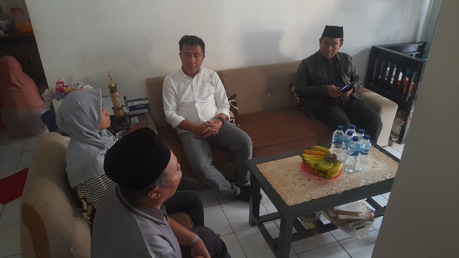 BERKUNJUNG : Pj. Gubernur Jawa Barat Bey Machmudin, saat berkunjung ke rumah keluarga korban TPPO di Kampung Parungseah Berong, RT (01/04), Desa Parungseah, Kecamatan Sukabumi, Kabupaten Sukabumi, pada Selasa (17/09).(FOTO : DENDI/RADAR SUKABUMI)