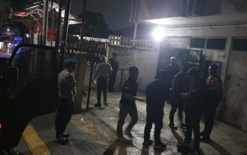 OLAH TKP: Jajaran Satreskrim Polres Sukabumi Kota saat melakukan olah TKP di di Warkop Veteran27, Jalan Sriwidari RT1/4, Kelurahan Sriwidari, Kecamatan Gunungpuyuh, Rabu (18/9).