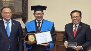 Ridwan Kamil Unggah Dapat Gelar Profesor, Netizen: Haus Validasi