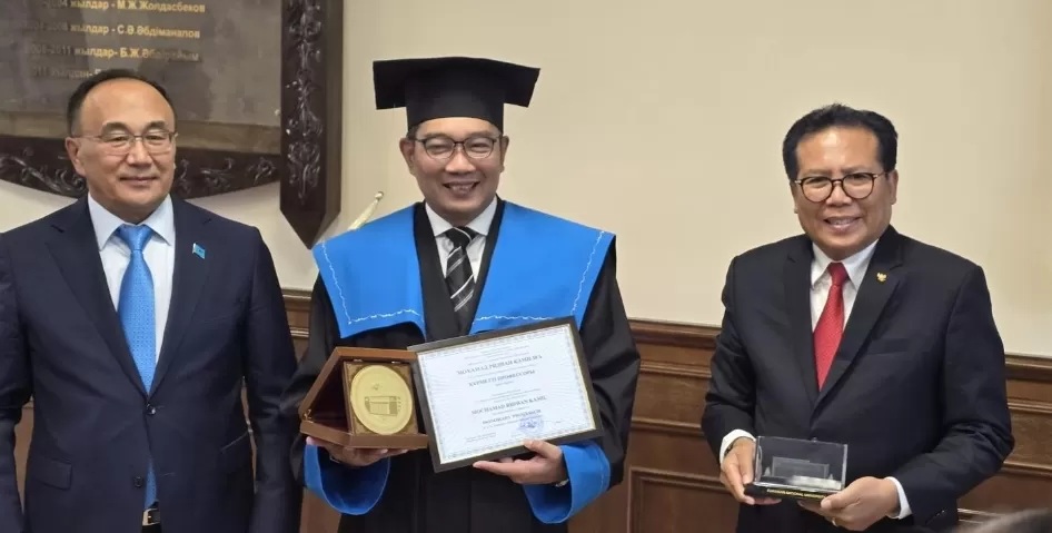 Calon gubernur Jakarta, Ridwan Kamil (tengah), mendapat gelar profesor kehormatan dari L.N Gumilyov Eurasian University Kazakhstan. (Istimewa)
