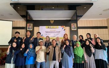 Kelompok 06 Kuliah Kerja Nyata Tematik (KKN-T) Universitas Muhammadiyah Sukabumi (UMMI) menyelenggarakan workshop bertajuk “Pengenalan Aplikasi Canva untuk Media Pembelajaran dan Branding Sekolah” di Desa Sukamekar, Kecamatan Sukaraja, Kabupaten Sukabumi.