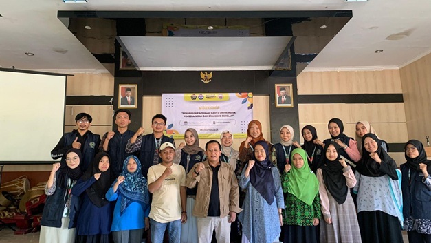 Kelompok 06 Kuliah Kerja Nyata Tematik (KKN-T) Universitas Muhammadiyah Sukabumi (UMMI) menyelenggarakan workshop bertajuk “Pengenalan Aplikasi Canva untuk Media Pembelajaran dan Branding Sekolah” di Desa Sukamekar, Kecamatan Sukaraja, Kabupaten Sukabumi.