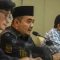 Ketua KPU RI Mochammad Afifuddin (tengah) bersama Anggota KPU RI August Mellaz (kiri) dan Idham Holik (kanan). (Muhammad Adimaja/Antara)