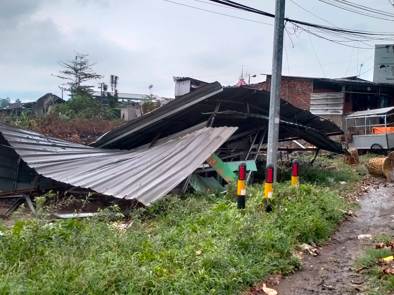 Kecamatan Warungkiara Kabupaten Sukabumi diterjang angin kencang pada Minggu (29/9/2024).