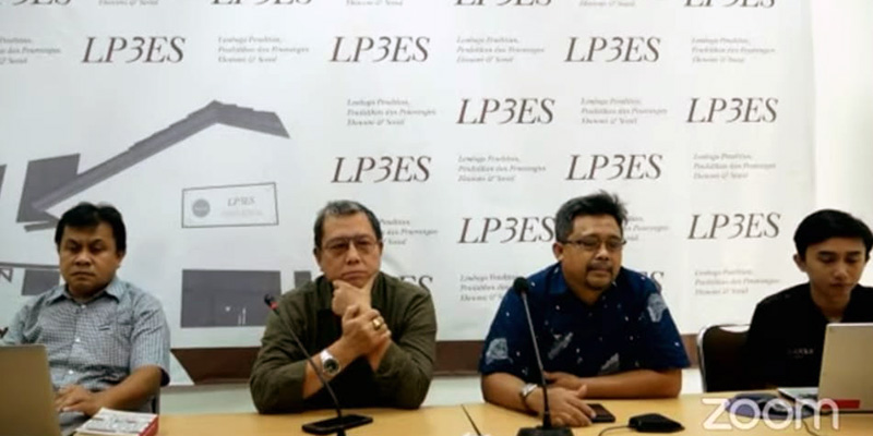 Direktur Eksekutif Lembaga Penelitian, Pendidikan, dan Penerangan Ekonomi dan Sosial (LP3ES), Fahmi Wibawa (kedua dari kanan), dalam diskusi publik bertajuk "Jet Kaesang dan 100 Hari Program Prioritas Penegakan Hukum Pemerintah Prabowo-Gibran", digelar daring pada Selasa (17/9)/Repro