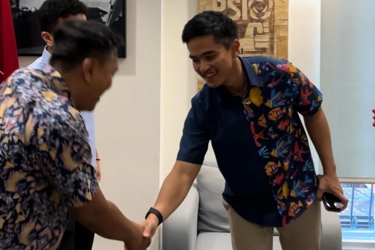 Ketua Umum Partai Solidaritas Indonesia (PSI) Kaesang Pangarep akhirnya muncul ke publik usai menghadiri rapat di Kantor DPP PSI, Jakarta, Rabu, di tengah polemik isu penggunaan pesawat