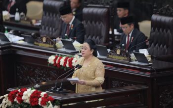 Ketua DPR Puan Maharani menyampaikan pidato pengantar dalam Sidang Paripurna Pembukaan Masa Persidangan I DPR Tahun Sidang 2024-2025 di Gedung Nusantara, kompleks Parlemen, Senayan, Jakarta, Jumat (16/8/2024). (Sopian/ Pool Foto Parlemen)