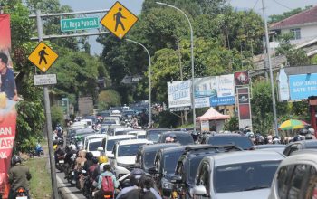 Suasana lalulintas di Puncak, Cisarua, Kabupaten Bogor, Jawa Barat. Senin (16/9/2024). Puncak masih menjadi tujuan wisatawan pada libur panjang Maulid Nabi. Foto : Hendi Novian / Radar Bogor
