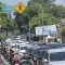 Suasana lalulintas di Puncak, Cisarua, Kabupaten Bogor, Jawa Barat. Senin (16/9/2024). Puncak masih menjadi tujuan wisatawan pada libur panjang Maulid Nabi. Foto : Hendi Novian / Radar Bogor