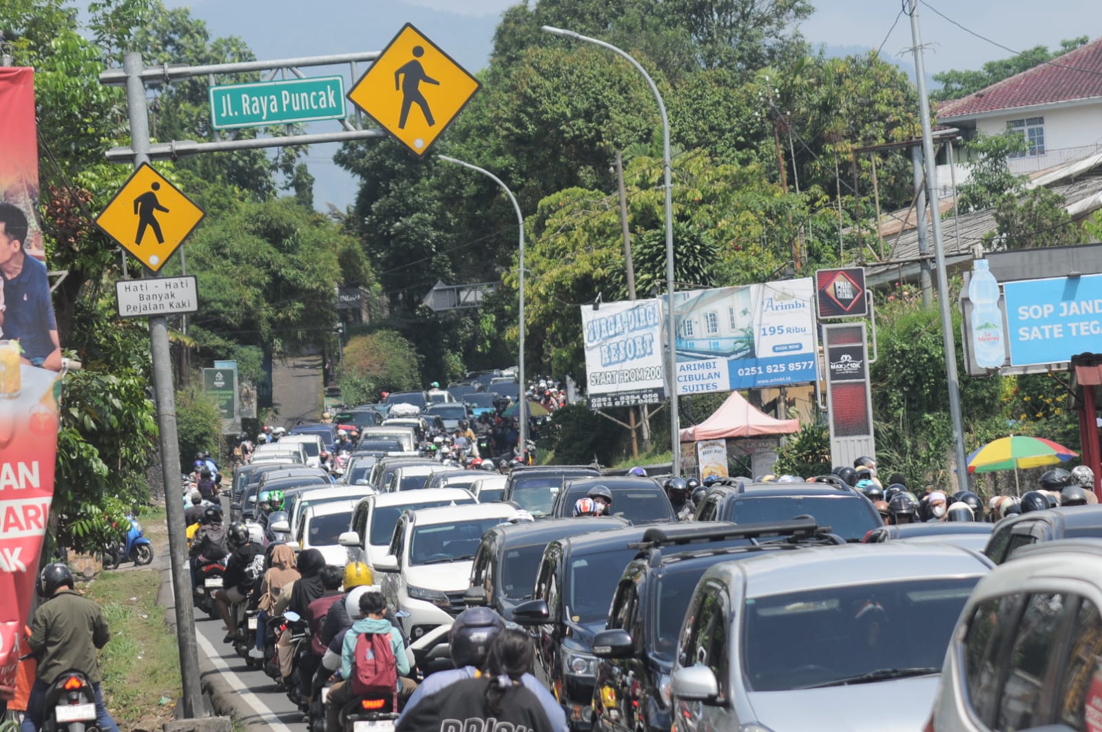Suasana lalulintas di Puncak, Cisarua, Kabupaten Bogor, Jawa Barat. Senin (16/9/2024). Puncak masih menjadi tujuan wisatawan pada libur panjang Maulid Nabi. Foto : Hendi Novian / Radar Bogor