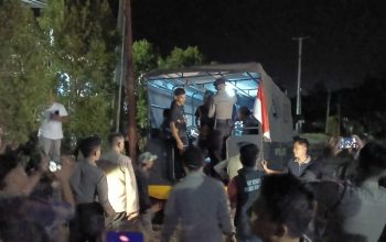 DIAMANKAN : Suasana saat 24 orang diduga warga Rohingya diamankan oleh warga di sebuah perumahan di Kampung Pamugaran, Desa Cisolok, Kecamatan Palabuhanratu, Kabupaten Sukabumi, pada Minggu malam (23/9).(FOTO : NANDI/ RADARSUKABUMI)