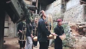Mengenal Budaya Sukabumi Angklung Dogdog Lojor Ritme yang Menggema