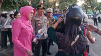 Bakti Sosial Satlantas Polres Sukabumi: Helm Gratis dan Coklat untuk Pengendara di Palabuhanratu