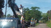 Petugas Dishub Kota Sukabumi Perbaiki Aduan PJU Rusak di Jalan Kokom Komariah dan Serasa