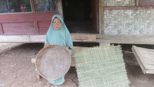 Keprihatinan Een Warga Surade Sukabumi Tinggal di Rumah Reyot