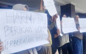 Emak-emak Ngamuk di PN Sukabumi
