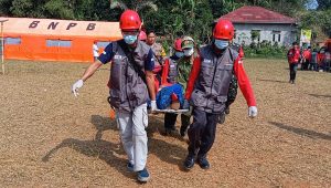 Sejumlah anggota Sibat Suradita mengevakuasi korban bencana saat simulasi tanggap darurat bencana di Desa Ciengang, Kecamatan Gegerbitung, Sukabumi, Rabu (4/9/2024).