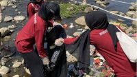KKN Universitas Nusa Putra Bersihkan Sungai Desa Cikahuripan, Edukasi Masyarakat Soal Pengelolaan Sampah Plastik