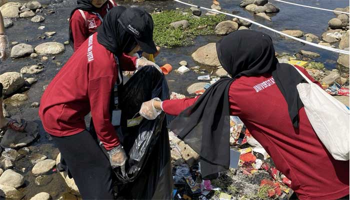 KKN Universitas Nusa Putra Bersihkan Sungai Desa Cikahuripan