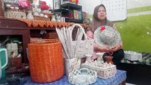 Cerita UMKM di Sukabumi Sulap Limbah Kertas Jadi Barang Mewah