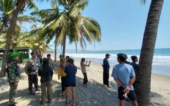 Pantai Cipatuguran Sukabumi